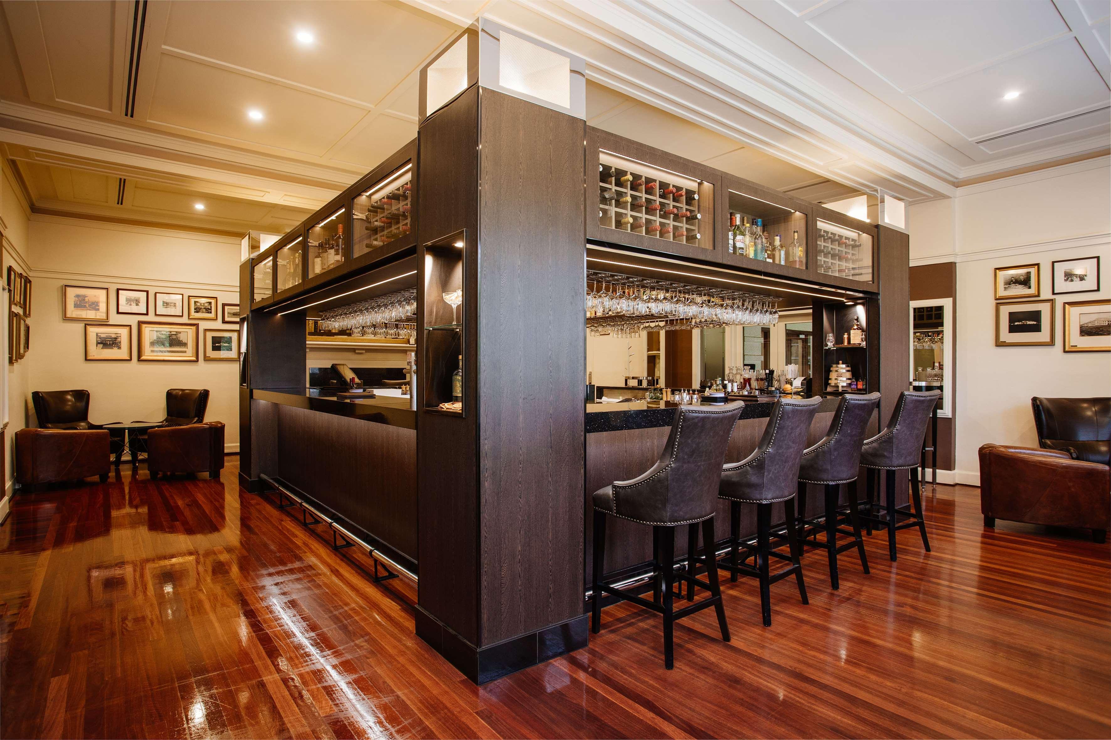 하얏트 호텔 캔버라 - 어 파크 하얏트 호텔 외부 사진 The bar at the Qantas International Lounge